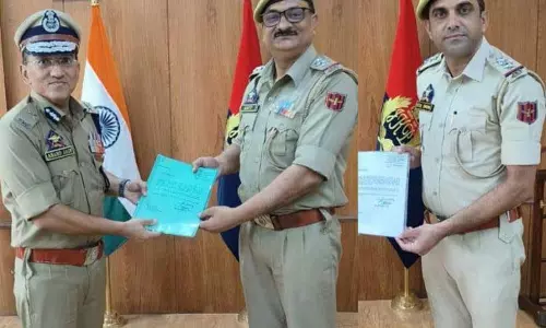 ADGP ने असाधारण जांच प्रयासों के लिए पुलिस अधिकारियों को सम्मानित किया ADGP ने असाधारण जांच प्रयासों के लिए पुलिस अधिकारियों को सम्मानित किया