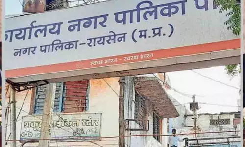 चैंबर के बाहर सफाई कर्मचारी करते रहे घण्टों इंतजार, नपा CMO कुर्सी से रहीं गायब चैंबर के बाहर सफाई कर्मचारी करते रहे घण्टों इंतजार, नपा CMO कुर्सी से रहीं गायब
