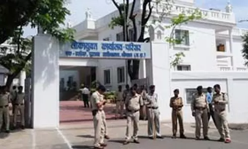 MP लोकायुक्त ने भोपाल में सरकारी कर्मचारी के आवास पर छापा मारा MP लोकायुक्त ने भोपाल में सरकारी कर्मचारी के आवास पर छापा मारा