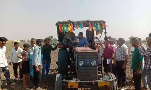 Jalore: जिला कलेक्टर ने स्वयं ट्रेक्टर चलित सीड ड्रिल से सरसों फसल की बुवाई की Jalore: जिला कलेक्टर ने स्वयं ट्रेक्टर चलित सीड ड्रिल से सरसों फसल की बुवाई की