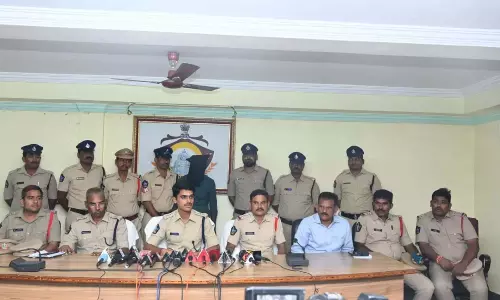 Srikakulam में अंतरराज्यीय चेन स्नैचिंग गिरोह का भंडाफोड़