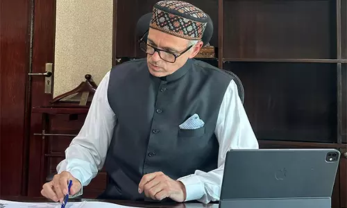 CM उमर अब्दुल्ला को गार्ड ऑफ ऑनर दिया गया, पदभार संभालने के बाद पहली बैठक की