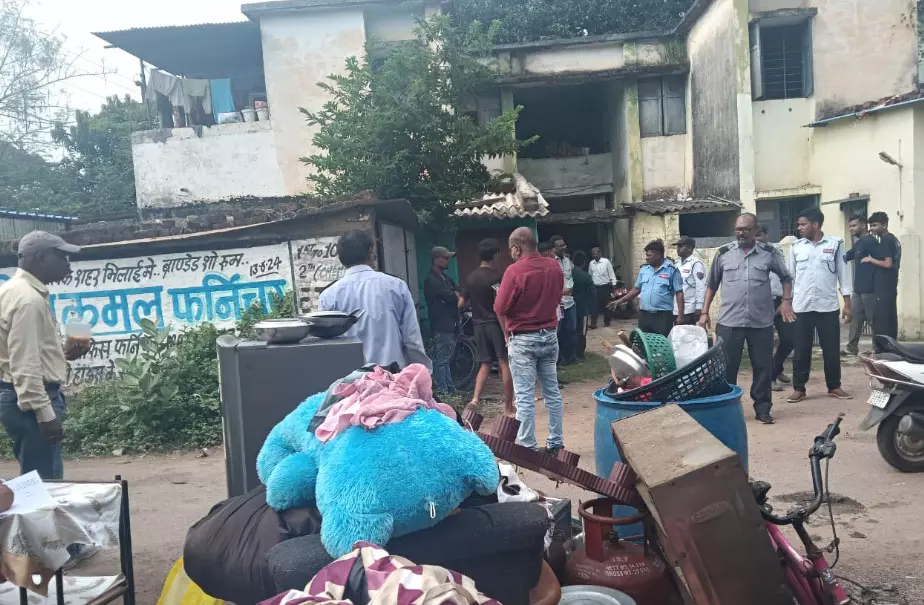 बीएसपी आवास से कब्जाधारियों के खिलाफ बेदखली की कार्यवाही बीएसपी आवास से कब्जाधारियों के खिलाफ बेदखली की कार्यवाही