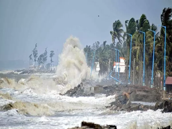 पश्चिम मध्य बंगाल की खाड़ी पर बना दबाव उत्तरी Chennai के करीब पहुंचा