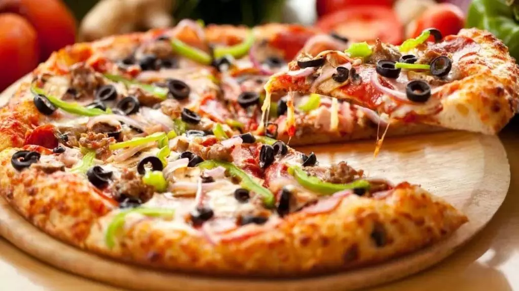 Suji Pizza Recip: मैदे से नहीं सूजी से बनाएं हेल्दी पिज्जा