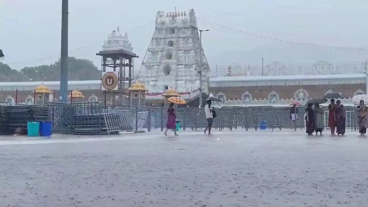 बारिश और ठंड के कारण Tirumala की तीर्थयात्रा चुनौतीपूर्ण हो गई