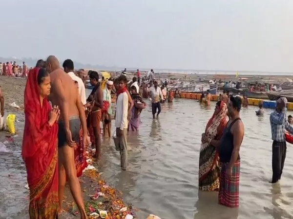 Prayagraj-Varanasi में शरद पूर्णिमा पर श्रद्धालुओं ने गंगा में पवित्र डुबकी लगाई