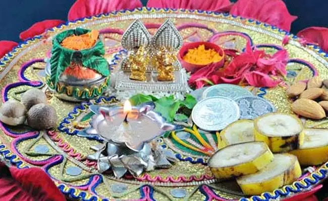 Karwa Chauth पर पूजा की थाली में जरूर रखें इस रंग के फूल