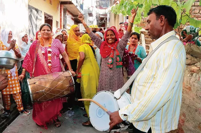 Haryana : शपथ ग्रहण की पूर्व संध्या पर भाजपा कार्यकर्ताओं ने मनाया जश्न