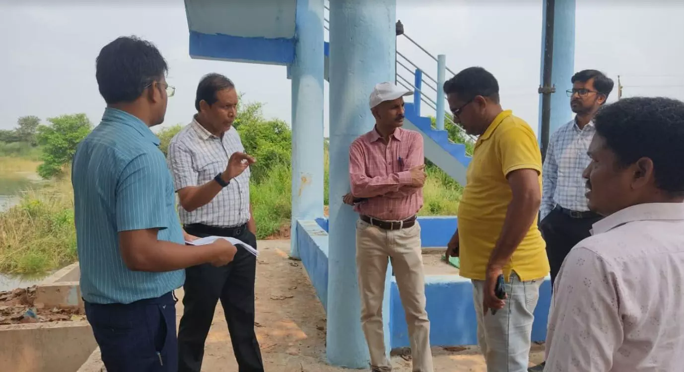 कलेक्टर धर्मेश साहू ने जल जीवन मिशन के पानी टंकी निर्माण कार्यों की गुणवत्ता का किया निरीक्षण