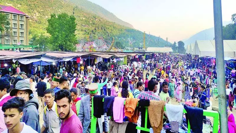 Kullu में ठंड शुरू न होने के कारण लोग नहीं कर रहे गर्म कपड़ों की खरीददारी