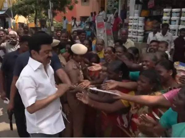 CM MK Stalin ने चेन्नई में बारिश प्रभावित इलाकों का निरीक्षण किया, राहत सामग्री वितरित की