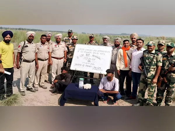 गुरदासपुर में BSF ने संदिग्ध हेरोइन का पैकेट बरामद किया