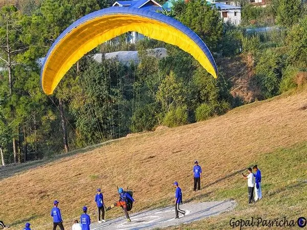 Shimla फ्लाइंग फेस्टिवल: पैराग्लाइडिंग सटीकता प्रतियोगिता में 40 से अधिक पायलटों ने दिखाया कौशल