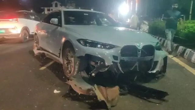 भुवनेश्वर में तेज रफ्तार BMW डिवाइडर से टकराई, तीन लोग बाल-बाल बचे