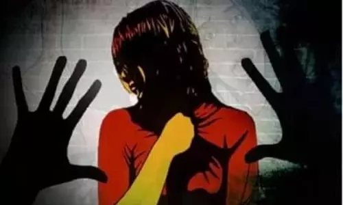 रिश्ता कलंकित, सौतेले पिता ने नाबालिग बेटियों से किया बलात्कार, रंगे हाथ पकड़ाया