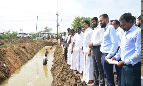 Tamil: नागपट्टिनम के किसानों ने बंद नालियों को साफ करने की मांग की Tamil: नागपट्टिनम के किसानों ने बंद नालियों को साफ करने की मांग की