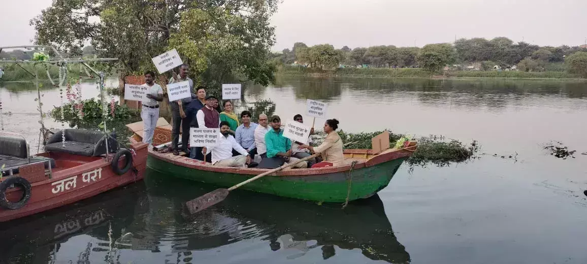 Lucknow: गोमती नदी में की गई मछलियों की रैंचिंग Lucknow: गोमती नदी में की गई मछलियों की रैंचिंग