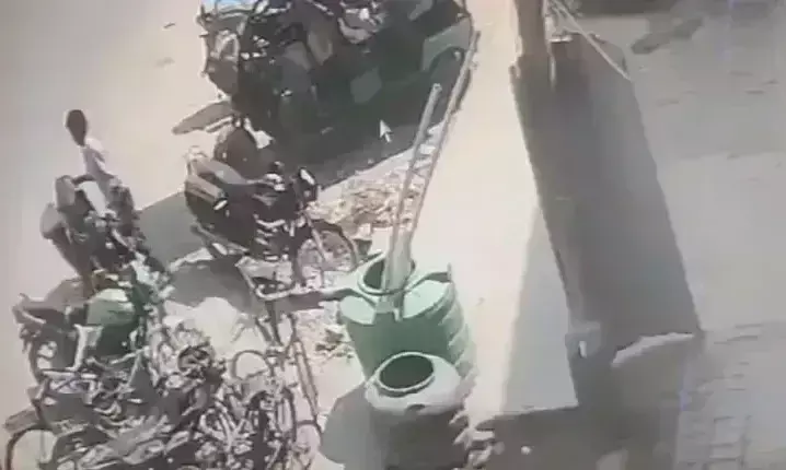 Lucknow: शातिर चोर ने बैंक के बाहर खड़ी बाइक को चुराया Lucknow: शातिर चोर ने बैंक के बाहर खड़ी बाइक को चुराया