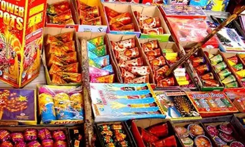 अनहोनी रोकने खुले मैदान में पटाखा दुकान लगाने के निर्देश, कलेक्टर ने ली बैठक