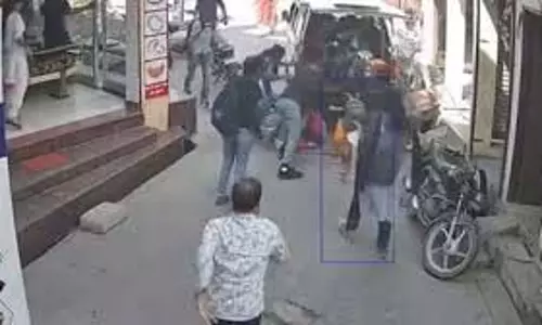 Haryana: लापरवाही, स्कूल वैन से नीचे कैसे गिरे छोटे बच्चे Haryana: लापरवाही, स्कूल वैन से नीचे कैसे गिरे छोटे बच्चे