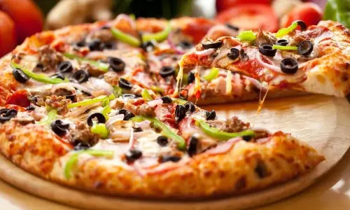 Suji Pizza Recip: मैदे से नहीं सूजी से बनाएं हेल्दी पिज्जा