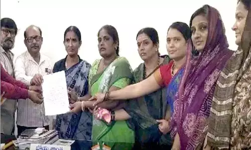 Andhra: शिवालयम के पास शराब की दुकान खोलने का स्थानीय लोगों ने किया विरोध Andhra: शिवालयम के पास शराब की दुकान खोलने का स्थानीय लोगों ने किया विरोध