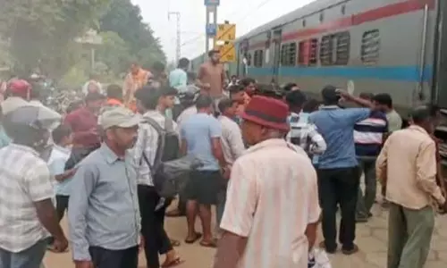 ट्रेन दुर्घटना में बुजुर्ग महिला की मौत, युवक गंभीर