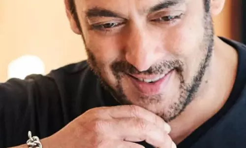 Salman Khan को ये नीला ब्रेसलेट किसने दिया Salman Khan को ये नीला ब्रेसलेट किसने दिया