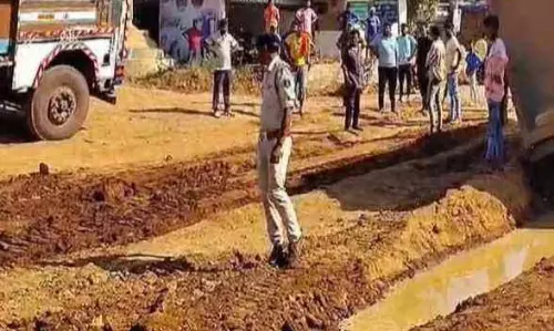 मानपुर में सड़क का हाल बेहाल मानपुर में सड़क का हाल बेहाल