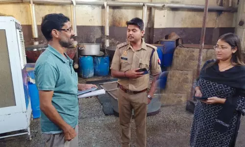 Muzaffarnagar: SDM निकिता शर्मा ने झोलाछाप डॉक्टर के क्लीनिक पर मारा छापा Muzaffarnagar: SDM निकिता शर्मा ने झोलाछाप डॉक्टर के क्लीनिक पर मारा छापा