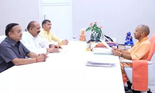 Lucknow: अशोक कंसल ने की मुख्यमंत्री योगी आदित्यनाथ से मुलाकात Lucknow: अशोक कंसल ने की मुख्यमंत्री योगी आदित्यनाथ से मुलाकात