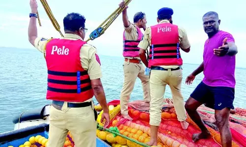 ‘पेले पुलिस’ ने Goa तट से पकड़ी गई मछली से लदी मालपे मछली पकड़ने वाली ट्रॉलर ‘पेले पुलिस’ ने Goa तट से पकड़ी गई मछली से लदी मालपे मछली पकड़ने वाली ट्रॉलर