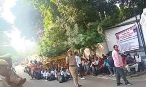 Lucknow: एम्बुलेंस चालक और टेक्नीशियनों ने उप मुख्यमंत्री पर वादाखिलाफी का आरोप लगाया Lucknow: एम्बुलेंस चालक और टेक्नीशियनों ने उप मुख्यमंत्री पर वादाखिलाफी का आरोप लगाया