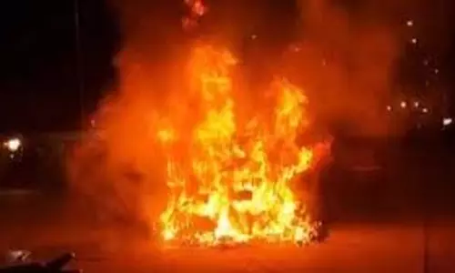 UP News: कासगंज में सड़क पर खड़े वाहनों में आग लगने से मची अफरा-तफरी
