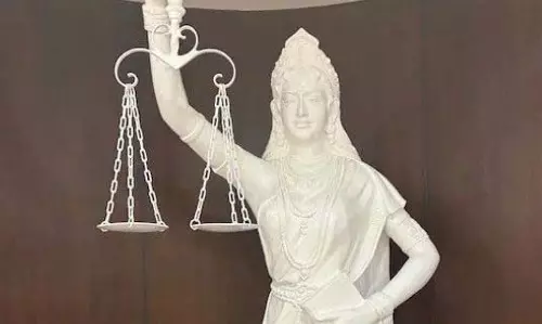 सुप्रीम कोर्ट की महिला न्यायाधीश के हाथ में अब तलवार नहीं, संविधान सुप्रीम कोर्ट की महिला न्यायाधीश के हाथ में अब तलवार नहीं, संविधान