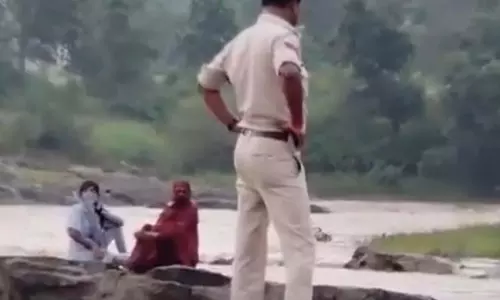 सेल्फी का क्रेज: नदी में फंसी युवतियां, ऐसी मुसीबत में फंसी की जान पर बन आई