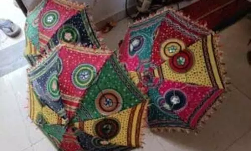 पूर्वोत्तर मानसून के आगमन के साथ छाते और रेनकोट की बिक्री में उछाल पूर्वोत्तर मानसून के आगमन के साथ छाते और रेनकोट की बिक्री में उछाल