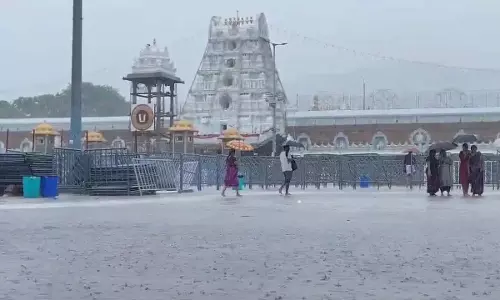 बारिश और ठंड के कारण Tirumala की तीर्थयात्रा चुनौतीपूर्ण हो गई बारिश और ठंड के कारण Tirumala की तीर्थयात्रा चुनौतीपूर्ण हो गई