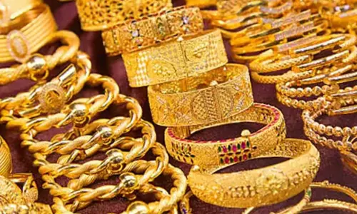 Karwa Chauth से पहले सोने की कीमत रिकॉर्ड ऊंचाई पर चांदी की कीमत में गिरावट Karwa Chauth से पहले सोने की कीमत रिकॉर्ड ऊंचाई पर चांदी की कीमत में गिरावट