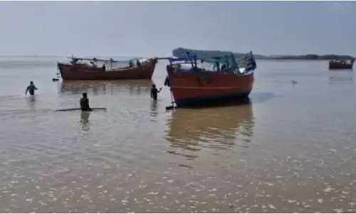 Odisha: मछली पकड़ने वाली नाव समुद्र में पलटी, 6 मछुआरे बचाए गए Odisha: मछली पकड़ने वाली नाव समुद्र में पलटी, 6 मछुआरे बचाए गए