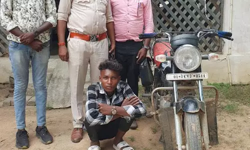 जंगल के रास्ते शराब तस्करी करते युवक गिरफ्तार जंगल के रास्ते शराब तस्करी करते युवक गिरफ्तार