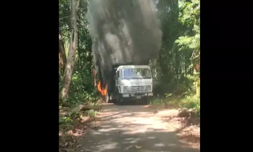 टिप्पर वाहन में लगी आग, टायर फटने से हुई घटना