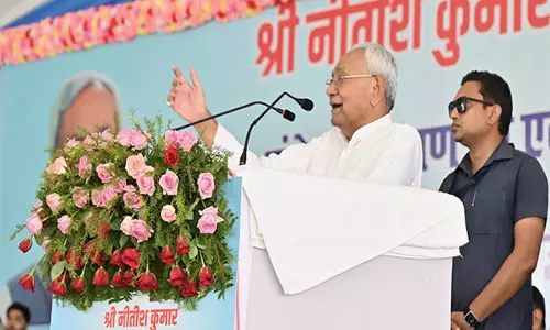 Nitish Kumar ने सीवान और सारण में जहरीली शराब से हुई मौतों के बाद उच्च स्तरीय समीक्षा की Nitish Kumar ने सीवान और सारण में जहरीली शराब से हुई मौतों के बाद उच्च स्तरीय समीक्षा की
