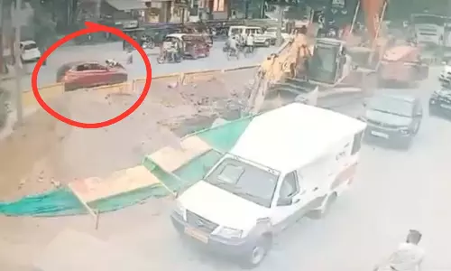 Traffic कांस्टेबल को कार के बोनट पर 100 मीटर तक घसीटा, ड्राइवर फरार Traffic कांस्टेबल को कार के बोनट पर 100 मीटर तक घसीटा, ड्राइवर फरार