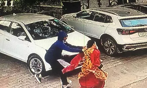 मोहाली में NRI महिला का पीछा कर चेन छीनी, चौंकाने वाली घटना कैमरे में कैद