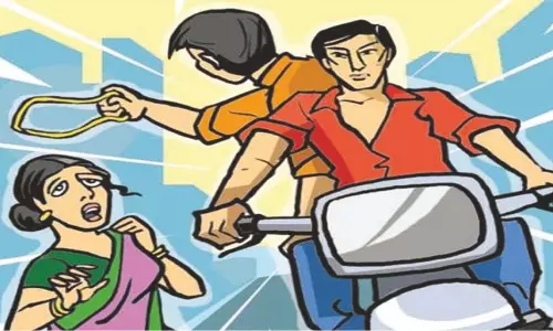 मोहाली में NRI महिला का पीछा कर चेन छीनी, चौंकाने वाली घटना कैमरे में कैद मोहाली में NRI महिला का पीछा कर चेन छीनी, चौंकाने वाली घटना कैमरे में कैद