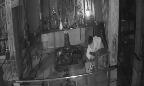 भगवान से आशीर्वाद लेकर दानपेटी से 50 हजार की चोरी, CCTV में कैद हुई वारदात