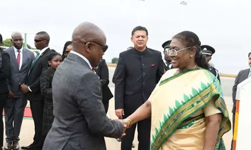 राष्ट्रपति द्रौपदी मुर्मू Malawi पहुंचीं, उनका औपचारिक स्वागत किया गया राष्ट्रपति द्रौपदी मुर्मू Malawi पहुंचीं, उनका औपचारिक स्वागत किया गया