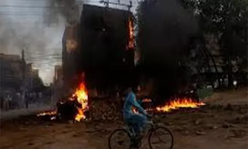 Pak: बलात्कार की घटना पर हिंसक विरोध प्रदर्शन, संपत्ति को नुकसान पहुंचाया गया, एक अधिकारी की मौत